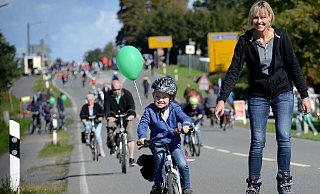 Radfahrer, Skater und Fußgänger erobern die Herforder Straße: Zum Aktionstag "Ohne Auto mobil" werden bis zu 50.000 Teilnehmer auf der Strecke zwischen Bielefeld und Herford erwartet. - BARBARA FRANKE Radfahrer, Skater und Fußgänger erobern die Herforder Straße: Zum Aktionstag "Ohne Auto mobil" werden bis zu 50.000 Teilnehmer auf der Strecke zwischen Bielefeld und Herford erwartet. - BARBARA FRANKE