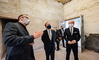 Der damalige NRW-Ministerpräsident Armin Laschet (CDU) hatte die Gedenkstätte 2020 besucht. Rechts neben ihm: André Kuper. - Besim Mazhiqi Der damalige NRW-Ministerpräsident Armin Laschet (CDU) hatte die Gedenkstätte 2020 besucht. Rechts neben ihm: André Kuper. - Besim Mazhiqi