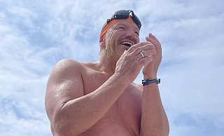 Extremschwimmer André Wiersig ist am Ziel in Hörnum auf Sylt angekommen. - Erik Eggers Extremschwimmer André Wiersig ist am Ziel in Hörnum auf Sylt angekommen. - Erik Eggers