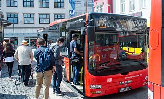 Die Veränderungen im Schulbusverkehr sollen auch dafür sorgen, dass weniger am Alten Markt umgestiegen werden muss. - Ralf Bittner Die Veränderungen im Schulbusverkehr sollen auch dafür sorgen, dass weniger am Alten Markt umgestiegen werden muss. - Ralf Bittner