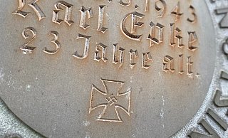 Stein des Anstoßes: Das kleine Hakenkreuz, eingemeißelt in ein altes Grabmal, ist einem Besucher aus Berlin bei einem Spaziergang über den Alten Gütersloher Stadtfriedhof ins Auge gefallen. Seinen Unmut hat er auch der Evangelischen Kirche kundgetan, die den Grabstein nun umsetzen will. - Christian Bröder Stein des Anstoßes: Das kleine Hakenkreuz, eingemeißelt in ein altes Grabmal, ist einem Besucher aus Berlin bei einem Spaziergang über den Alten Gütersloher Stadtfriedhof ins Auge gefallen. Seinen Unmut hat er auch der Evangelischen Kirche kundgetan, die den Grabstein nun umsetzen will. - Christian Bröder