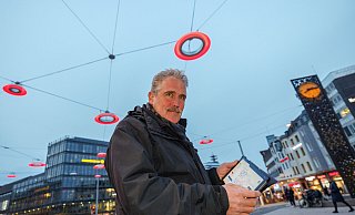 Christian Hüttner vom Amt für Verkehr steuert per Tablet die smarten Lichter. - Oliver Krato Christian Hüttner vom Amt für Verkehr steuert per Tablet die smarten Lichter. - Oliver Krato