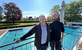Freuen sich auf den Saisonstart: Markus Diering, Betriebsleiter der Stadtwerke (l.) und Schwimmmeister Martin Kretschmar. - Anna-Lena Hinder Freuen sich auf den Saisonstart: Markus Diering, Betriebsleiter der Stadtwerke (l.) und Schwimmmeister Martin Kretschmar. - Anna-Lena Hinder