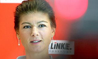Sahra Wagenknecht hat angekündigt, bis Jahresende zu entscheiden, ob sie eine neue Partei gründet. Wenn sie das tut, fliegt die Linksfraktion auseinander und sackt auf einen Gruppenstatus im Bundestag ab. - Wolfgang Kumm Sahra Wagenknecht hat angekündigt, bis Jahresende zu entscheiden, ob sie eine neue Partei gründet. Wenn sie das tut, fliegt die Linksfraktion auseinander und sackt auf einen Gruppenstatus im Bundestag ab. - Wolfgang Kumm