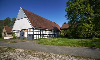 Das Fachwerkhaus mit Deele wurde 1789 erbaut. Der Anbau zu Wohnzwecken (rechts) kam um 1903 dazu. Links der ehemalige Schweinestall. - Peter Unger Das Fachwerkhaus mit Deele wurde 1789 erbaut. Der Anbau zu Wohnzwecken (rechts) kam um 1903 dazu. Links der ehemalige Schweinestall. - Peter Unger