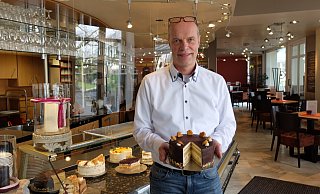 Seit fast drei Jahrzehnten backt Andreas Plückebaum die Torten nach eigenem Rezept. - Julia Lichtnecker Seit fast drei Jahrzehnten backt Andreas Plückebaum die Torten nach eigenem Rezept. - Julia Lichtnecker