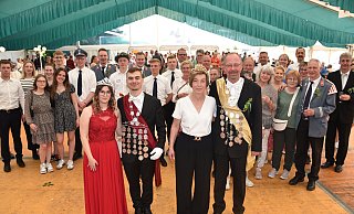 Das Jungschützen-Königspaar sind Jonas Westermeier und Emily Sander sowie Ferdinand und Sabine Welling - Thomas Kube Das Jungschützen-Königspaar sind Jonas Westermeier und Emily Sander sowie Ferdinand und Sabine Welling - Thomas Kube