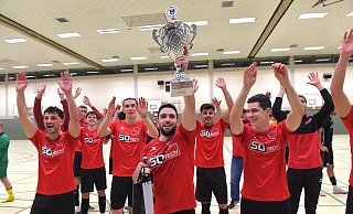 Das Team des SC Peckeloh gewinnt den Hohenfelder-Cup 2024 des SC Wiedenbrück und stemmt ihn in die Höhe. Neben dem Pokal gab es auch 1.000 Euro Preisgeld, gesponsert von der Privat-Brauerei Hohenfelde - Jens Dünhölter Das Team des SC Peckeloh gewinnt den Hohenfelder-Cup 2024 des SC Wiedenbrück und stemmt ihn in die Höhe. Neben dem Pokal gab es auch 1.000 Euro Preisgeld, gesponsert von der Privat-Brauerei Hohenfelde - Jens Dünhölter