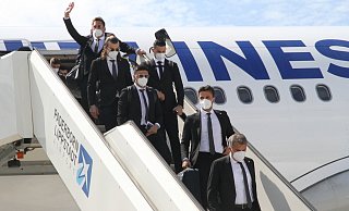 Die türkische Nationalmannschaft landet auf dem Paderborner Flughafen und begrüßt dort einige Fans. - Johannes Büttner Die türkische Nationalmannschaft landet auf dem Paderborner Flughafen und begrüßt dort einige Fans. - Johannes Büttner