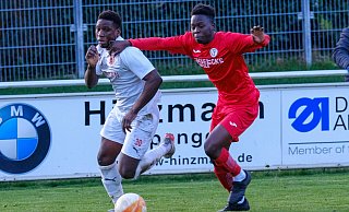 Fichtes Walid Yerima (r.) und Theesens Yatma Wade könnten sich auch am Sonntag wieder heiße Zweikämpfe liefern. - Foto: Andreas Zobe/NW Fichtes Walid Yerima (r.) und Theesens Yatma Wade könnten sich auch am Sonntag wieder heiße Zweikämpfe liefern. - Foto: Andreas Zobe/NW