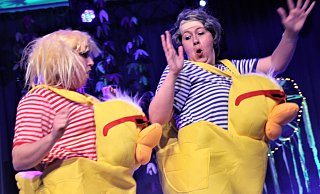Monika Peter und Kathrin Hasse lassen es zu "Die Wanne ist voll" ordentlich krachen. - Madita Schellenberg Monika Peter und Kathrin Hasse lassen es zu "Die Wanne ist voll" ordentlich krachen. - Madita Schellenberg