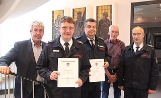 Bürgermeister Hermann Temme (v. l.), Wehrführer Sven Heinemann, der Stellvertreter Michael Müller, Fachbereichsleiter Norbert Loermann und Stellvertreter Heiner Krug. - Burkhard Battran Bürgermeister Hermann Temme (v. l.), Wehrführer Sven Heinemann, der Stellvertreter Michael Müller, Fachbereichsleiter Norbert Loermann und Stellvertreter Heiner Krug. - Burkhard Battran