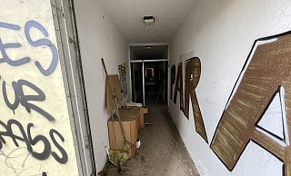 Hereinspaziert: Der Blick durch die Tür in den Flur des Hochhauses zeigt, dass auch hier eine Menge Unrat herumsteht, etwa ein alter Laubbesen, bei dem fast alle Zinken abgebrochen sind. - Ralf T. Mischer Hereinspaziert: Der Blick durch die Tür in den Flur des Hochhauses zeigt, dass auch hier eine Menge Unrat herumsteht, etwa ein alter Laubbesen, bei dem fast alle Zinken abgebrochen sind. - Ralf T. Mischer