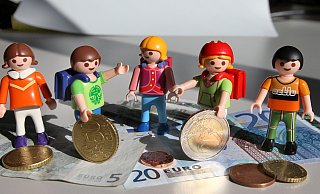 Für die Ausstattung ihrer Kinder müssen Eltern einiges ausgeben. Die Stadt Herford unterstützt einkommensschwache Familien jedoch. - Frank-Michael Kiel-Steinkamp Für die Ausstattung ihrer Kinder müssen Eltern einiges ausgeben. Die Stadt Herford unterstützt einkommensschwache Familien jedoch. - Frank-Michael Kiel-Steinkamp