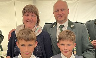 Christoph und Sylvia Struk bilden zur Freude ihrer Kinder Phil und Yannis das neue Königspaar. - Heimatschutzverein Kollerbeck Christoph und Sylvia Struk bilden zur Freude ihrer Kinder Phil und Yannis das neue Königspaar. - Heimatschutzverein Kollerbeck