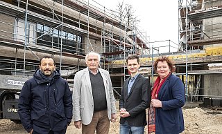 Die Spitzen der Rathaus-Koalition vor der Baustelle der Hellingskampschule: (von links) Riza Öztür (SPD), Bernd Vollmer (Die Linke), Dominic halla und Christina Osei (beide Grüne). - Jörg Dieckmann - www.dieckmann-fotodesign.de Die Spitzen der Rathaus-Koalition vor der Baustelle der Hellingskampschule: (von links) Riza Öztür (SPD), Bernd Vollmer (Die Linke), Dominic halla und Christina Osei (beide Grüne). - Jörg Dieckmann - www.dieckmann-fotodesign.de