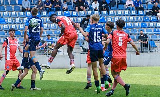 Arminias Ibrahima Fode Camara (Nr. 14) setzt sich gegen die Paderborner Abwehrreihe durch und kommt in der Schüco-Arena frei zum Kopfball. - Andreas Zobe Arminias Ibrahima Fode Camara (Nr. 14) setzt sich gegen die Paderborner Abwehrreihe durch und kommt in der Schüco-Arena frei zum Kopfball. - Andreas Zobe