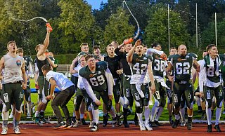Den Auftakt zum Tanz in die Nacht des Regionalliga-Meisters machten die Bielefeld Bulldogs nach dem Sieg über Bonn auf der Rußheide. - Andreas Zobe Den Auftakt zum Tanz in die Nacht des Regionalliga-Meisters machten die Bielefeld Bulldogs nach dem Sieg über Bonn auf der Rußheide. - Andreas Zobe