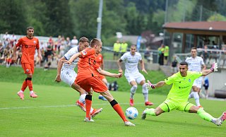 SCP-Stürmer Filip Bilbija scheitert in der zweiten Minute an Dynamo-Keeper Ruslan Neshcheret . - Oliver Krato SCP-Stürmer Filip Bilbija scheitert in der zweiten Minute an Dynamo-Keeper Ruslan Neshcheret . - Oliver Krato