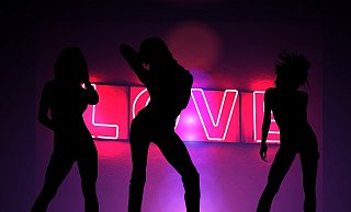 Weil er einer Prostituierten 900 Euro aus der Tasche geklaut und einen Verfolger mit einem Messer bedroht hatte, verurteilte das Landgericht einen 35 Jahre alten Mann aus Bielefeld. - Symbolbild: Pixabay Weil er einer Prostituierten 900 Euro aus der Tasche geklaut und einen Verfolger mit einem Messer bedroht hatte, verurteilte das Landgericht einen 35 Jahre alten Mann aus Bielefeld. - Symbolbild: Pixabay