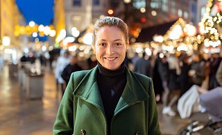 Anheimelnd leuchten die bunten Lichter des Bielefelder Weihnachtsmarkts am Alten Markt, den Katharina Flöthmann gern besucht. - Oliver Krato Anheimelnd leuchten die bunten Lichter des Bielefelder Weihnachtsmarkts am Alten Markt, den Katharina Flöthmann gern besucht. - Oliver Krato