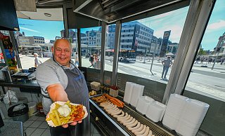 Christian Damisch verkauft seit über 30 Jahren Currywurst am Jahnplatz. - Andreas Zobe Christian Damisch verkauft seit über 30 Jahren Currywurst am Jahnplatz. - Andreas Zobe