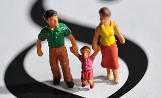 Ein Paar mit einem Kind - eine Refom des Unterhaltsrechts könnte zu Problemen führen. - Verwendung weltweit Ein Paar mit einem Kind - eine Refom des Unterhaltsrechts könnte zu Problemen führen. - Verwendung weltweit