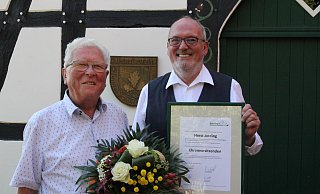 Ernst-Wilhelm Rahe überreicht dem neuen Ehrenvorsitzenden Horst Jording Urkunde und Blumenstrauß. - Klaus Frensing Ernst-Wilhelm Rahe überreicht dem neuen Ehrenvorsitzenden Horst Jording Urkunde und Blumenstrauß. - Klaus Frensing