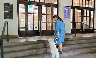 Studentin Adina Kroggel und ihre Assistenzhündin Gusta, der erste Führhund am HAWK-Standort Holzminden, bewältigen eine der vielen Treppen im Gebäude. - HAWK Studentin Adina Kroggel und ihre Assistenzhündin Gusta, der erste Führhund am HAWK-Standort Holzminden, bewältigen eine der vielen Treppen im Gebäude. - HAWK