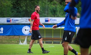 Arminia-Trainer Mitch Kniat bittet seine Mannschaft zur ersten Einheit nach der Sommerpause auf den Trainingsplatz. - Sarah Jonek Arminia-Trainer Mitch Kniat bittet seine Mannschaft zur ersten Einheit nach der Sommerpause auf den Trainingsplatz. - Sarah Jonek