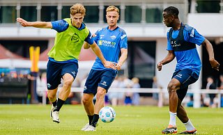 SCP-Sturmtalent Travis de Jong (l.) ist ein gutes Beispiel für die Durchlässigkeit zwischen Nachwuchs- und Profibereich. Ilyas Ansah (r.) hat den Sprung von der U21 zu den Profis bereits geschafft. Jasper van der Werff (hinten) könnte Paderborn verlassen. - BESIM MAZHIQI SCP-Sturmtalent Travis de Jong (l.) ist ein gutes Beispiel für die Durchlässigkeit zwischen Nachwuchs- und Profibereich. Ilyas Ansah (r.) hat den Sprung von der U21 zu den Profis bereits geschafft. Jasper van der Werff (hinten) könnte Paderborn verlassen. - BESIM MAZHIQI