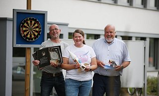 Naturpädagoge Hans Gerd Busse (v. l.), Sarah Sudek und Bürgermeister Rüdiger Meier freuen sich, den Kindern ein so umfangreiches und sicher auch spannendes Kinderkulturprogramm anbieten zu können, bei dem bis zum nächsten Sommer die unendlichen Weiten des Weltalls im Mittelpunkt steht. - Gerald Dunkel Naturpädagoge Hans Gerd Busse (v. l.), Sarah Sudek und Bürgermeister Rüdiger Meier freuen sich, den Kindern ein so umfangreiches und sicher auch spannendes Kinderkulturprogramm anbieten zu können, bei dem bis zum nächsten Sommer die unendlichen Weiten des Weltalls im Mittelpunkt steht. - Gerald Dunkel
