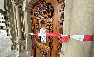 Die Tür des Alten Rathauses ist zur Zeit gesperrt – weil Vandalen sie beschädigt haben. Foto: Eike J. Horstmann - Eike J. Horstmann Die Tür des Alten Rathauses ist zur Zeit gesperrt – weil Vandalen sie beschädigt haben. Foto: Eike J. Horstmann - Eike J. Horstmann