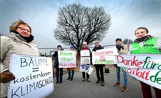 Machen sich für die Roteiche stark: Umweltschützer vor der mächtigen Roteiche am Bartels Feld. Rechts: GNU-Sprecherin Angelika Daum. - Andreas Frücht Machen sich für die Roteiche stark: Umweltschützer vor der mächtigen Roteiche am Bartels Feld. Rechts: GNU-Sprecherin Angelika Daum. - Andreas Frücht