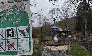 Der Zustand des letzten funktionstüchtigen Spielplatzes in Ovenhausen am Kükenbrunnen gab Anwohnern zuletzt Anlass zur Sorge. Nun soll der Spielplatz in Kürze auf Vordermann gebracht werden. - Svenja Ludwig Der Zustand des letzten funktionstüchtigen Spielplatzes in Ovenhausen am Kükenbrunnen gab Anwohnern zuletzt Anlass zur Sorge. Nun soll der Spielplatz in Kürze auf Vordermann gebracht werden. - Svenja Ludwig