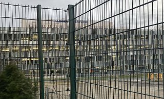 Der Zaun des Außenbereichs der Abteilung 5 der Psychiatrischen Klinik sollte längst erhöht werden. Für Herbst ist das nun zugesagt, so Maren Thäter, Vorständin des Klinikums Herford. - Jobst Lüdeking Der Zaun des Außenbereichs der Abteilung 5 der Psychiatrischen Klinik sollte längst erhöht werden. Für Herbst ist das nun zugesagt, so Maren Thäter, Vorständin des Klinikums Herford. - Jobst Lüdeking