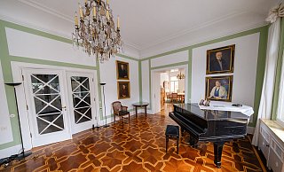 Im Empfangszimmer mit kunstvollem Parkettboden und noblem Kronleuchter an der Decke hängen Porträts von Hermann Windel mit Ehefrau Auguste (links) und deren Sohn Gustav mit Ehefrau Ida an den Wänden. - Andreas Zobe Im Empfangszimmer mit kunstvollem Parkettboden und noblem Kronleuchter an der Decke hängen Porträts von Hermann Windel mit Ehefrau Auguste (links) und deren Sohn Gustav mit Ehefrau Ida an den Wänden. - Andreas Zobe