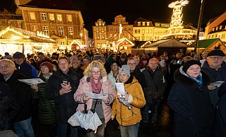 Auch die Freundinnen Anja und Barbara (vorne in der Mitte) singen mit. - Niklas Tüns Auch die Freundinnen Anja und Barbara (vorne in der Mitte) singen mit. - Niklas Tüns