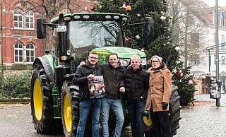 Die Landwirte Jens Müller (v. l.), Jan-Wilhelm Wetehof, Hermann Dedert, Vorsitzender des Landwirtschaftlichen Kreisverbandes Herford-Bielefeld, und Manfred Bischoff (Pro Herford) hoffen auf ein ähnliches Interesse an der Lichterfahrt der Landwirte wie 2021. - Ralf Bittner Die Landwirte Jens Müller (v. l.), Jan-Wilhelm Wetehof, Hermann Dedert, Vorsitzender des Landwirtschaftlichen Kreisverbandes Herford-Bielefeld, und Manfred Bischoff (Pro Herford) hoffen auf ein ähnliches Interesse an der Lichterfahrt der Landwirte wie 2021. - Ralf Bittner