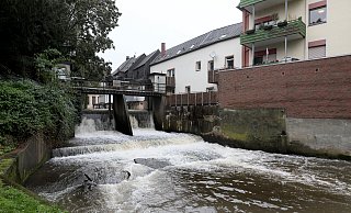 Das Radewiger Wehr wird umgebaut. Rechts wird der bevorzugten varinate nach ein schmales, bewegliches Wehr bleiben. Links entsteht ein Raugerinne ähnlich einem natürlichen Gewässerverlauf mit Gefälle. Der rot verklinkerte Anbau des früheren Mühlengebäudes müsste weichen. - Frank-Michael Kiel-Steinkamp Das Radewiger Wehr wird umgebaut. Rechts wird der bevorzugten varinate nach ein schmales, bewegliches Wehr bleiben. Links entsteht ein Raugerinne ähnlich einem natürlichen Gewässerverlauf mit Gefälle. Der rot verklinkerte Anbau des früheren Mühlengebäudes müsste weichen. - Frank-Michael Kiel-Steinkamp