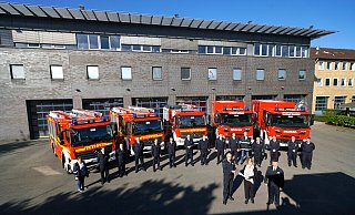 Fünf nigelnagelneue Feuerwehrfahrzeuge sind ab sofort im Einsatz für die Löschabteilungen der Freiwilligen Feuerwehr Hoberge-Uerentrup, Senne, Kupferhammer, Milse und Innenstadt (v.l.). - Peter Unger Fünf nigelnagelneue Feuerwehrfahrzeuge sind ab sofort im Einsatz für die Löschabteilungen der Freiwilligen Feuerwehr Hoberge-Uerentrup, Senne, Kupferhammer, Milse und Innenstadt (v.l.). - Peter Unger
