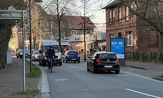 Bloß nicht von den Autos treiben lassen, egal wie lang der Rückstau ist. Auf der Haller Straße müssen die Radfahrer die Fahrbahn benutzen, der Gehweg gehört den Fußgängern. Damit sich die Radler vom Bürgersteig herunter trauen, dürfen Pkw hier nicht überholen. - Jeanette Salzmann Bloß nicht von den Autos treiben lassen, egal wie lang der Rückstau ist. Auf der Haller Straße müssen die Radfahrer die Fahrbahn benutzen, der Gehweg gehört den Fußgängern. Damit sich die Radler vom Bürgersteig herunter trauen, dürfen Pkw hier nicht überholen. - Jeanette Salzmann