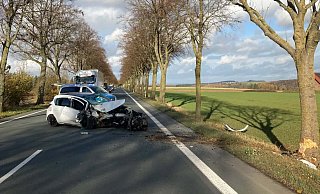 Der Opel war nach dem Aufprall zurück auf die Fahrbahn geschleudert. - Polizei Höxter Der Opel war nach dem Aufprall zurück auf die Fahrbahn geschleudert. - Polizei Höxter