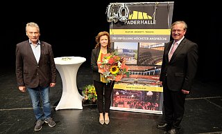 Zum 40. Geburtstag der Paderhalle grautlierten Geschäftsführerin Maria Rodehuth Bürgermeister Michael Dreier (r.) und Dietrich Honervogt, Aufsichtsratsvorsitzender der Stadthallen-Betriebsgesellschaft Paderborn. - Hans-Hermann Igges Zum 40. Geburtstag der Paderhalle grautlierten Geschäftsführerin Maria Rodehuth Bürgermeister Michael Dreier (r.) und Dietrich Honervogt, Aufsichtsratsvorsitzender der Stadthallen-Betriebsgesellschaft Paderborn. - Hans-Hermann Igges