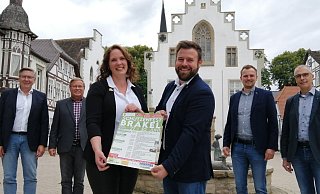 Das Brakeler Königspaar Jennifer Huneke und Nils Tölle stellt mit Oberst Karl-Heinz Neu (von links), Sekretär Ditmar Bastke, Fahnenoffizier Jendrik Vosmer und Adjutant Dirk Wellsow das Programm für das kommende Schützenfest vor. - Burkhard Battran Das Brakeler Königspaar Jennifer Huneke und Nils Tölle stellt mit Oberst Karl-Heinz Neu (von links), Sekretär Ditmar Bastke, Fahnenoffizier Jendrik Vosmer und Adjutant Dirk Wellsow das Programm für das kommende Schützenfest vor. - Burkhard Battran