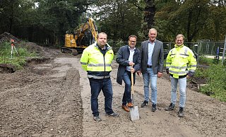Mit dem symbolischen ersten Spatenstich starteten Bastian Kruse (v. l.), Lars Bökenkröger, Stefan Tödtmann und Jens Grove den Bau der Pumptrackanlage. Die Arbeit aber wird eher mit dem Bagger als mit dem Spaten zu erledigen sein. - Jörg Stuke Mit dem symbolischen ersten Spatenstich starteten Bastian Kruse (v. l.), Lars Bökenkröger, Stefan Tödtmann und Jens Grove den Bau der Pumptrackanlage. Die Arbeit aber wird eher mit dem Bagger als mit dem Spaten zu erledigen sein. - Jörg Stuke