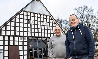Ali Al Saeed (l.), Pächter des Fachwerkhauses und Geschäftsführer des "Wirtshaus 1802" neben dem Teich am Bültmannshof und Küchenchef Norbert Thun. Foto: Jörg Dieckmann - Joerg Dieckmann Ali Al Saeed (l.), Pächter des Fachwerkhauses und Geschäftsführer des "Wirtshaus 1802" neben dem Teich am Bültmannshof und Küchenchef Norbert Thun. Foto: Jörg Dieckmann - Joerg Dieckmann