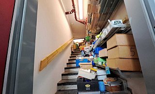 Kaum Platz für Lehrmittel - sie stapeln sich in der Grundschule in der Steinheimer Ortschaft Vinsebeck die Treppe hinauf. - Madita Schellenberg Kaum Platz für Lehrmittel - sie stapeln sich in der Grundschule in der Steinheimer Ortschaft Vinsebeck die Treppe hinauf. - Madita Schellenberg