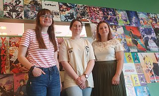 Startklar für den Manga Day: die Azubis Julia Rathert und Lara Pietsch mit Veranstaltungskauffrau Natalia Baron (v.l.) vor einen bunten Manga-Wand in der Bibliothek am Neumarkt. - Heike Krüger Startklar für den Manga Day: die Azubis Julia Rathert und Lara Pietsch mit Veranstaltungskauffrau Natalia Baron (v.l.) vor einen bunten Manga-Wand in der Bibliothek am Neumarkt. - Heike Krüger