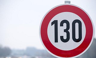Symbolfoto: Soll es in Deutschland auf den Autobahnen ein Tempolimit - etwa 130 km/h - geben? Über diesen Vortsoß gibt es eine neue Debatte. - Matthias Bungeroth Symbolfoto: Soll es in Deutschland auf den Autobahnen ein Tempolimit - etwa 130 km/h - geben? Über diesen Vortsoß gibt es eine neue Debatte. - Matthias Bungeroth